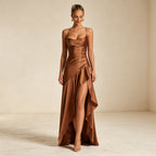 Elegantes Satin Abendkleid in Zimt – Asymmetrisches Maxikleid mit Volants