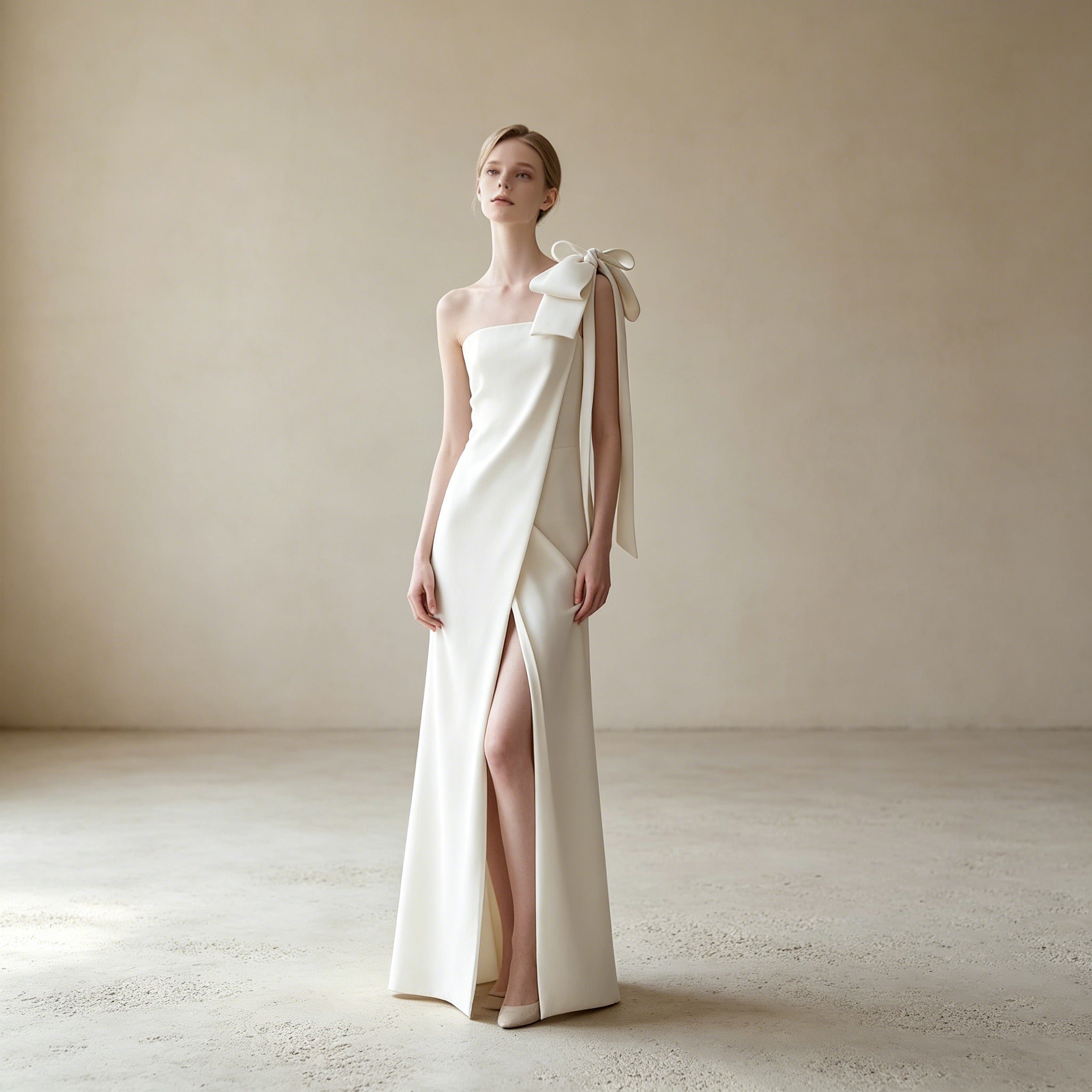 Elegantes One-Shoulder Abendkleid mit Schleife und Beinschlitz