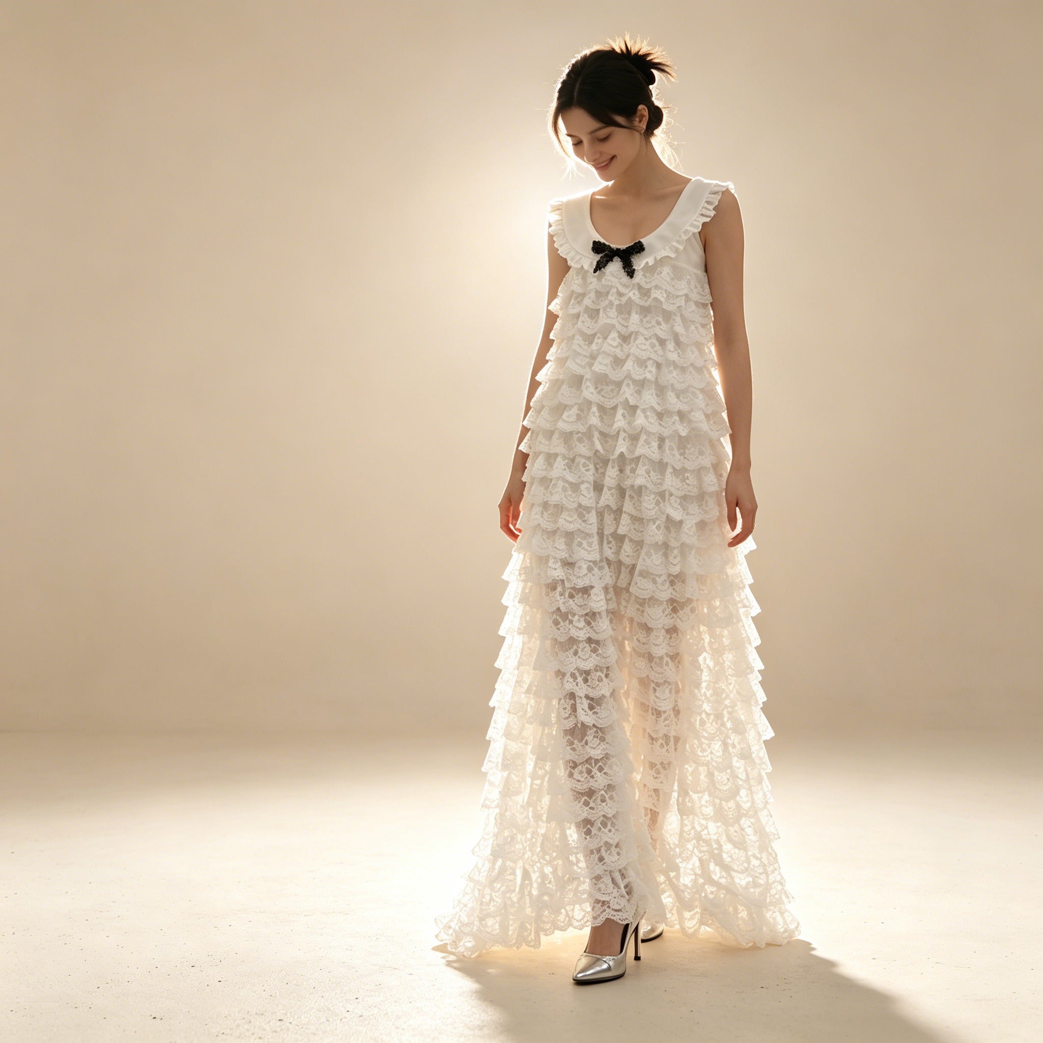 Weißes Spitzen Maxikleid mit Schleife | Mehrlagiges Stufenkleid