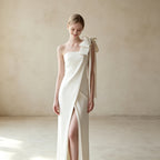 Elegantes One-Shoulder Abendkleid mit Schleife und Beinschlitz