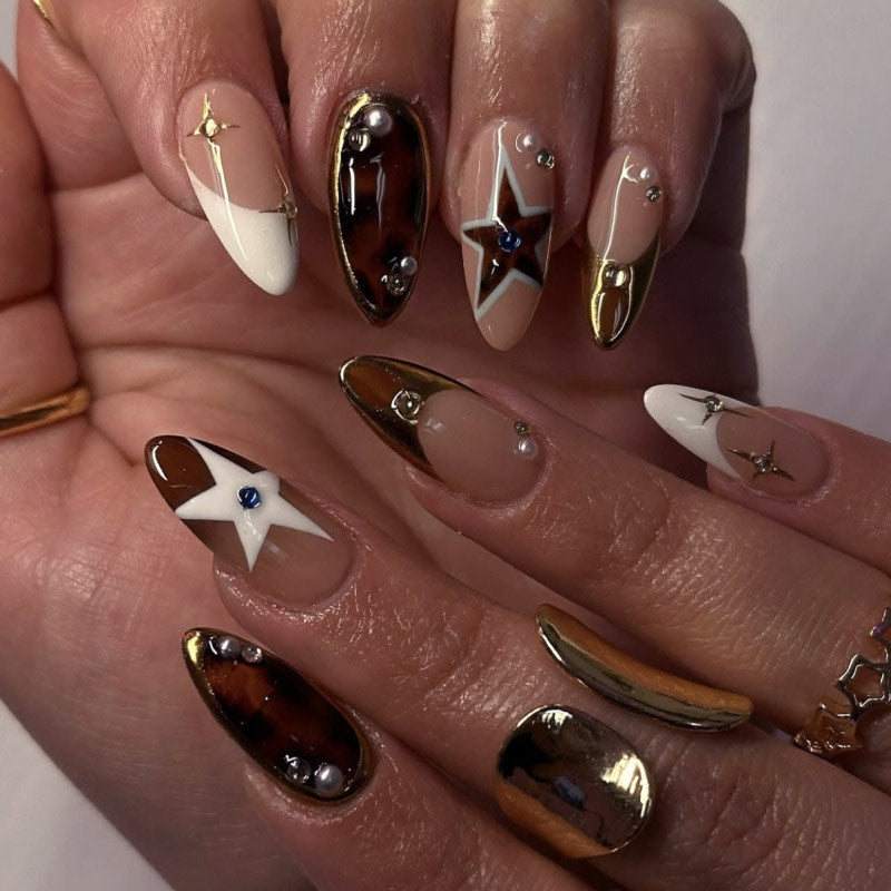 StarNagel Almond Nägel in Braun mit Ombre-Effekt, Sternen und Herbst-Winter Look