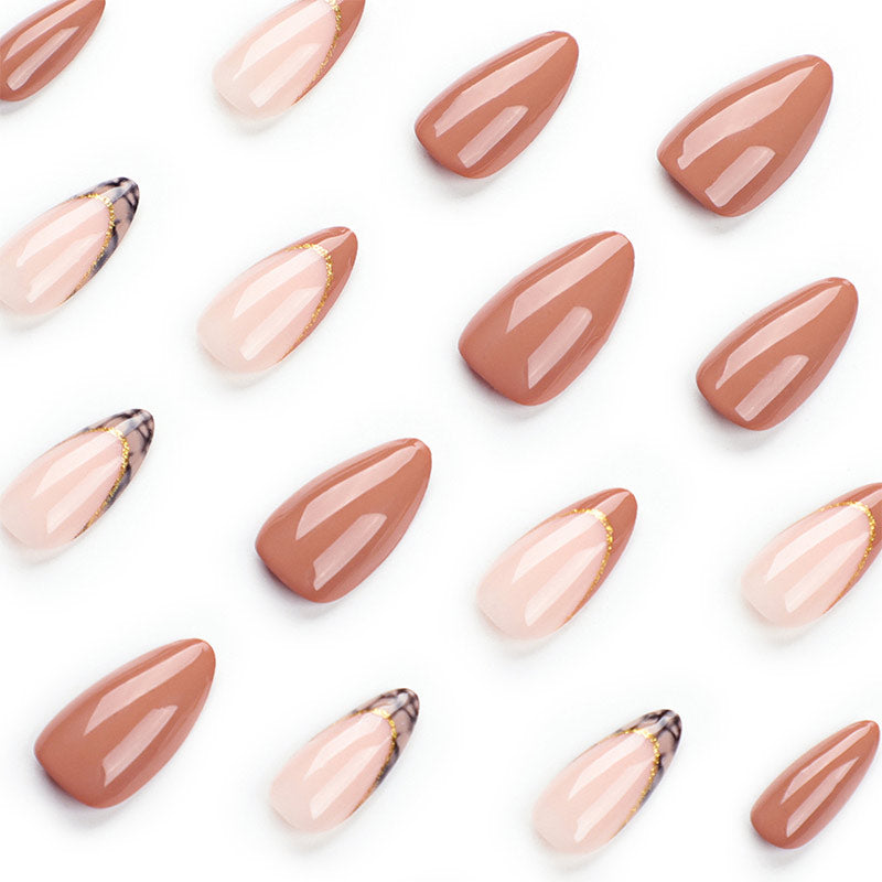 StarNagel Almond Nägel in Dunkelrot mit Schlangenprint, Goldglitter und Nude-Ton für einen edlen Look