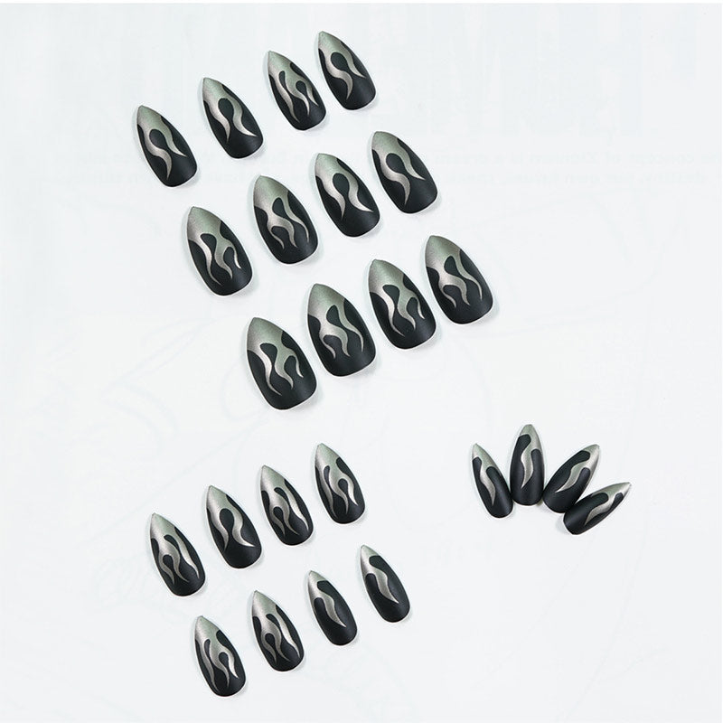 StarNagel Almond Nägel in Dunklem Silber mit Flammen im Punk-Stil