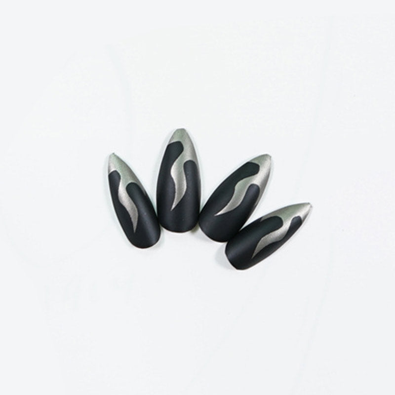 StarNagel Almond Nägel in Dunklem Silber mit Flammen im Punk-Stil