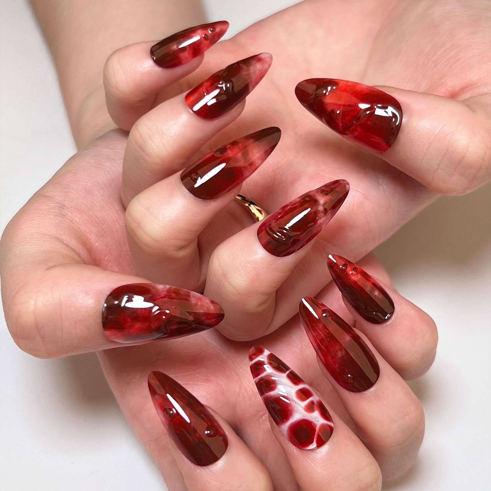 StarNagel Almond Nägel in Rot mit 3D-Design für Halloween im Bluteffekt-Look