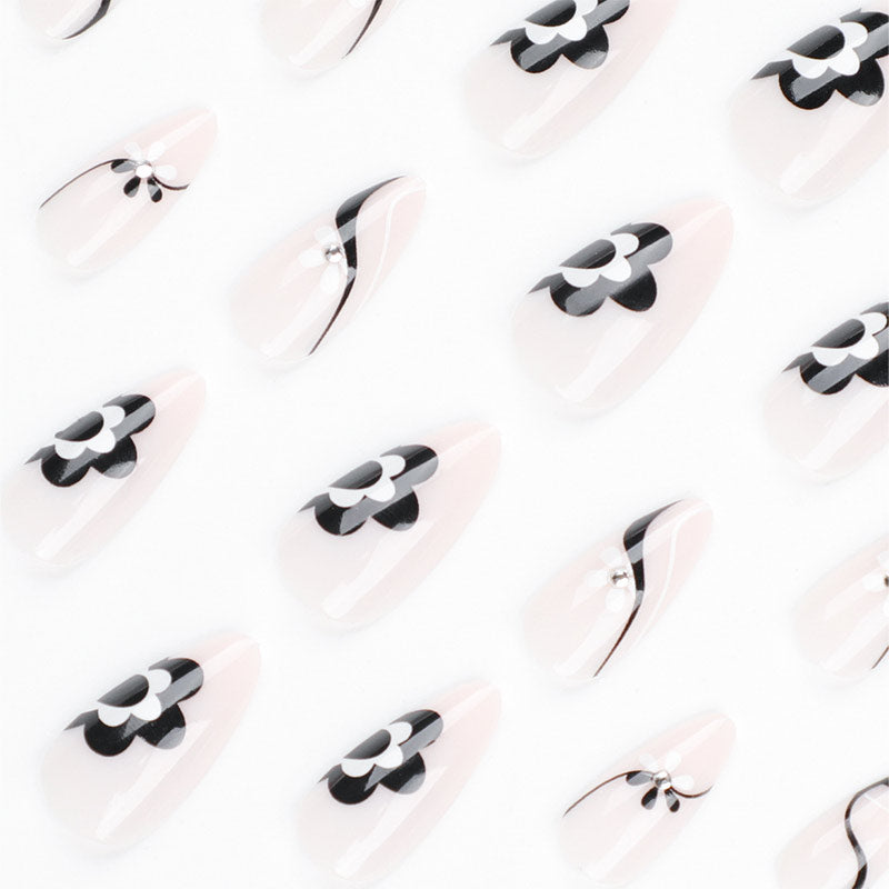 StarNagel Almond Nägel in Schwarz-Weiß mit Blumenmuster und Schwarzen Streifen