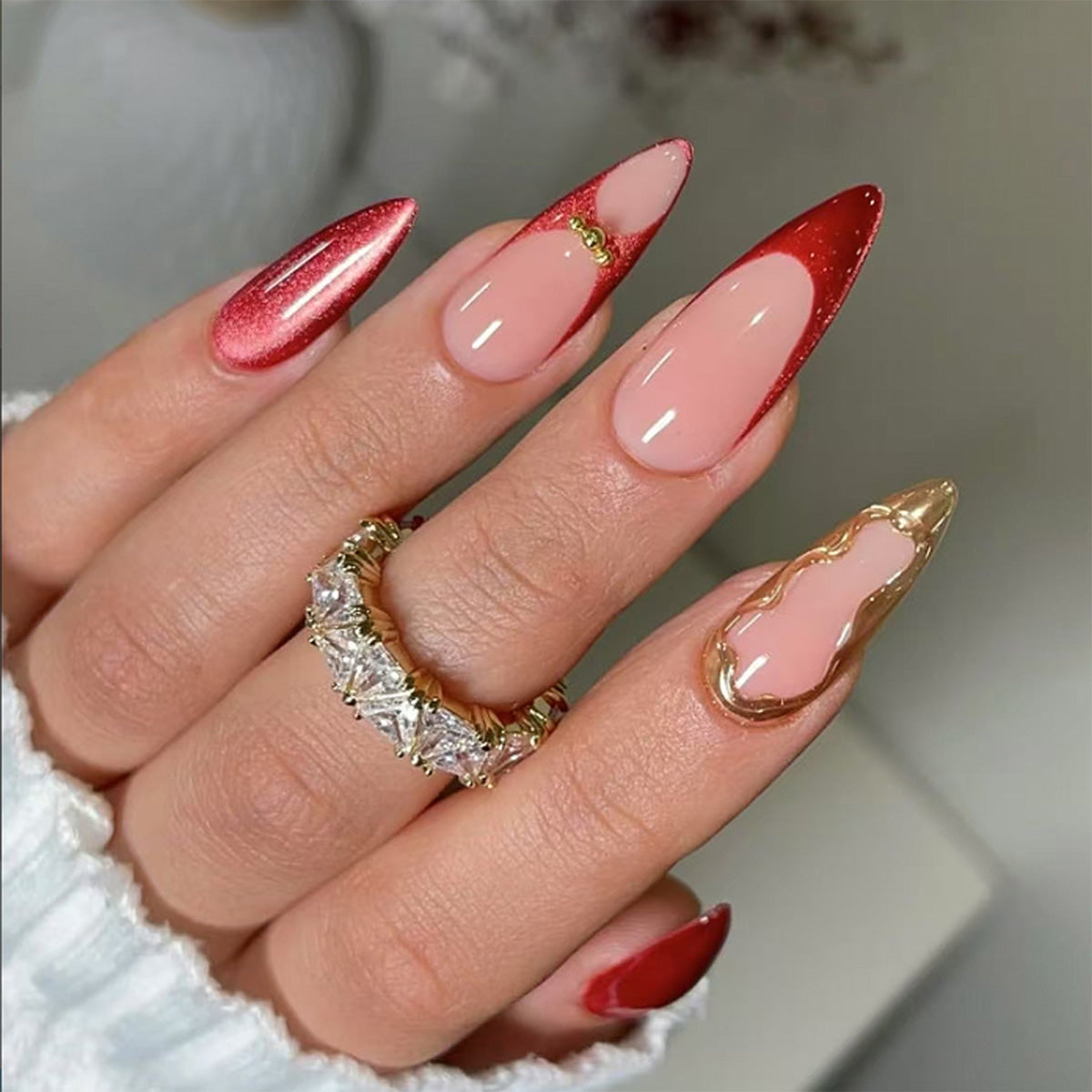 StarNagel Almond Nägel French Maniküre in Rot mit goldenen Rändern