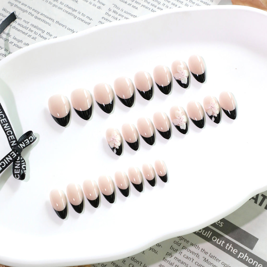 StarNagel Almond Nägel French Maniküre mit schwarzem Rand und 3D-Blumen
