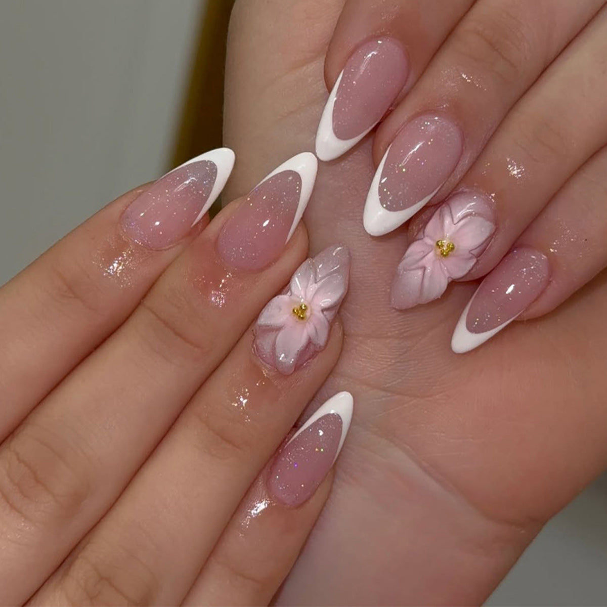 StarNagel Almond Nägel French Maniküre mit weißen Spitzen und 3D-Blumen