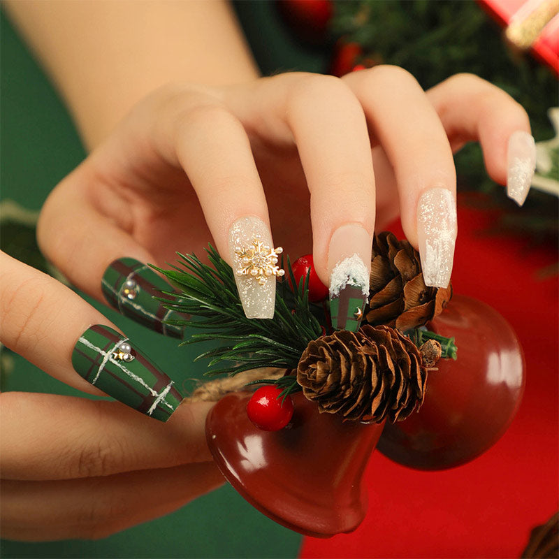 StarNagel Ballerina Nägel in Weiß-Grün mit Schneeflocken, Herzchen und Strasssteinen für Weihnachten