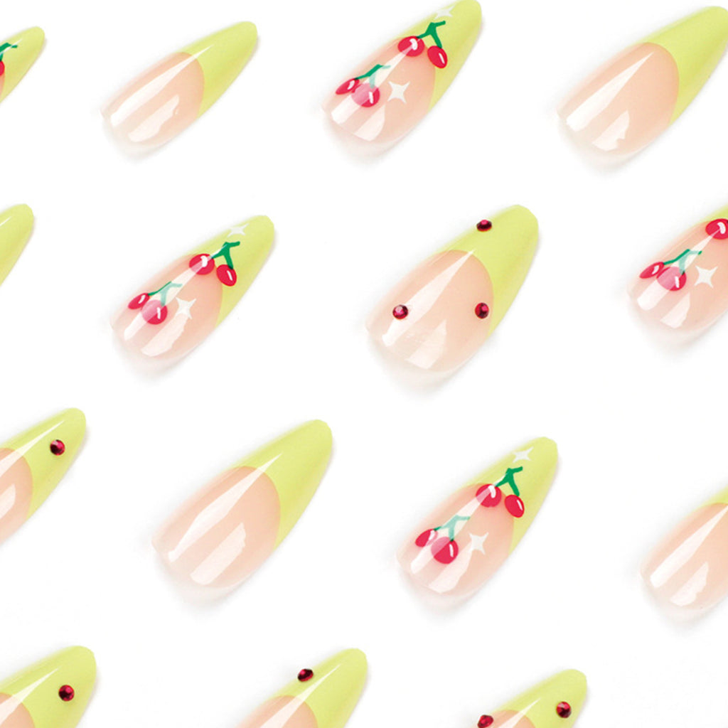 StarNagel Stiletto Nägel French Maniküre mit grünen Rändern, roten Diamanten und kleinen Kirschen