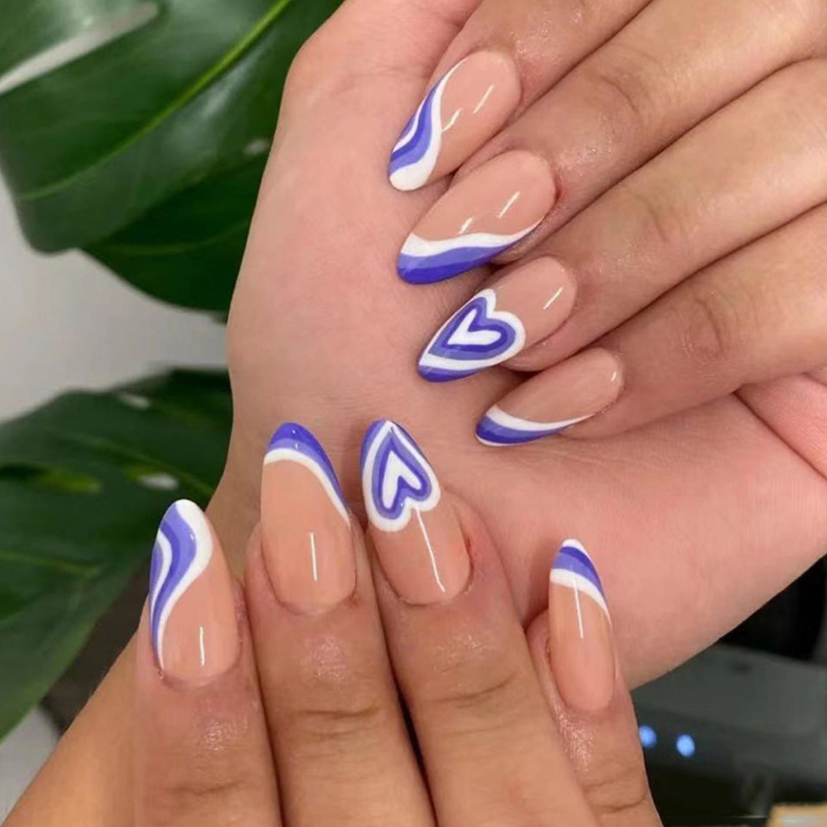 StarNagel Stiletto Nägel mit Herz, weißen und lilafarbenen Wellenrändern