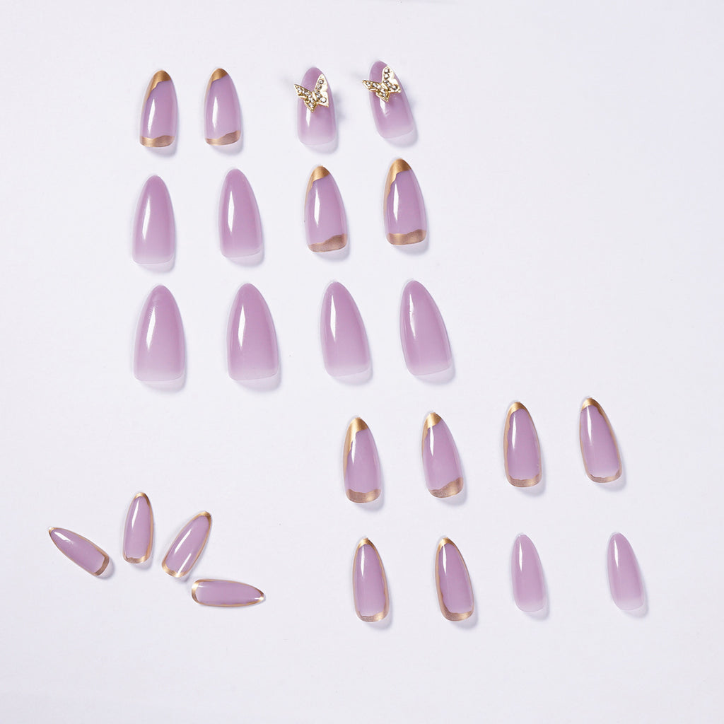 StarNagel Stiletto Nägel mit lila und goldenen Rändern sowie 3D-Schmetterlingen