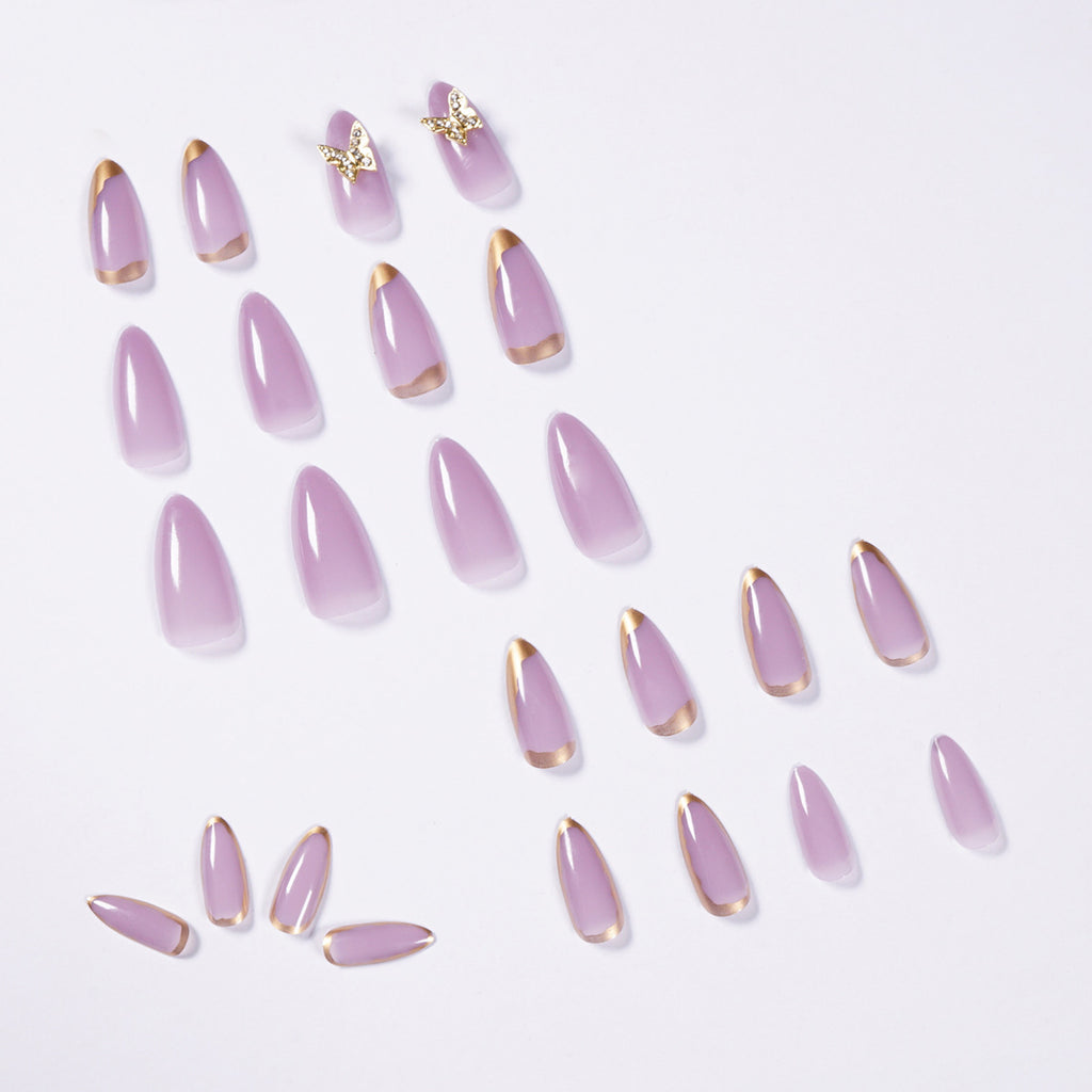 StarNagel Stiletto Nägel mit lila und goldenen Rändern sowie 3D-Schmetterlingen